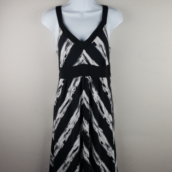 Apostrophe Dresses & Skirts - ♡10/$25♡Apostrophe stretch black & white dress